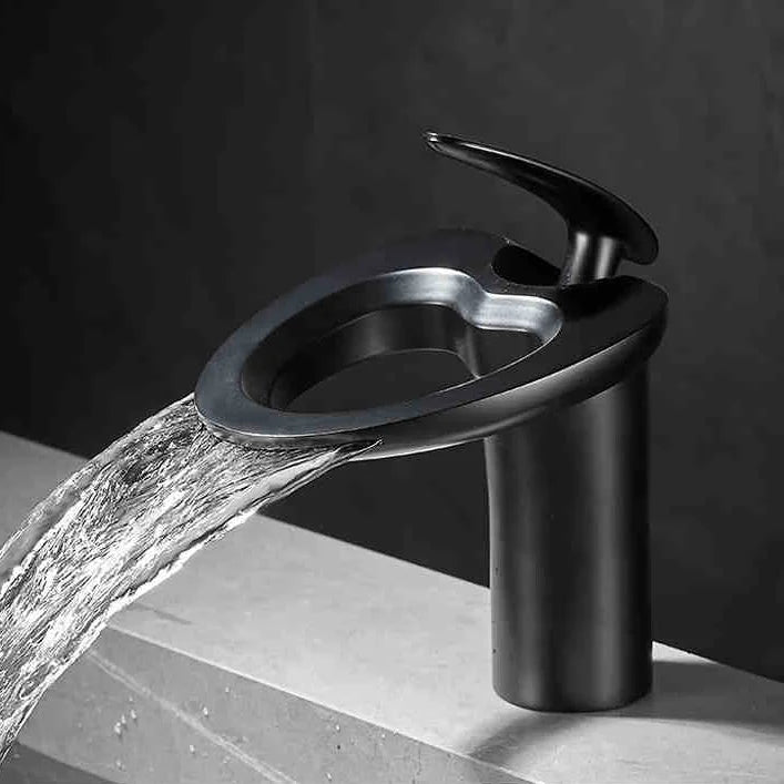 Copperflow – Batteri badrums z vattenfall, ett hål