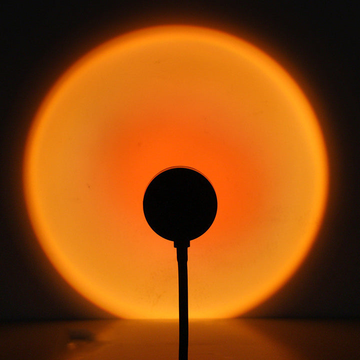 Sunset-lampa som lyser orange på vägg