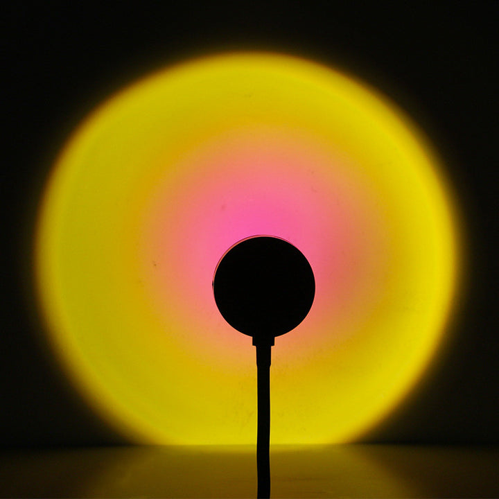 Sunset-lampa som lyser orange på vägg