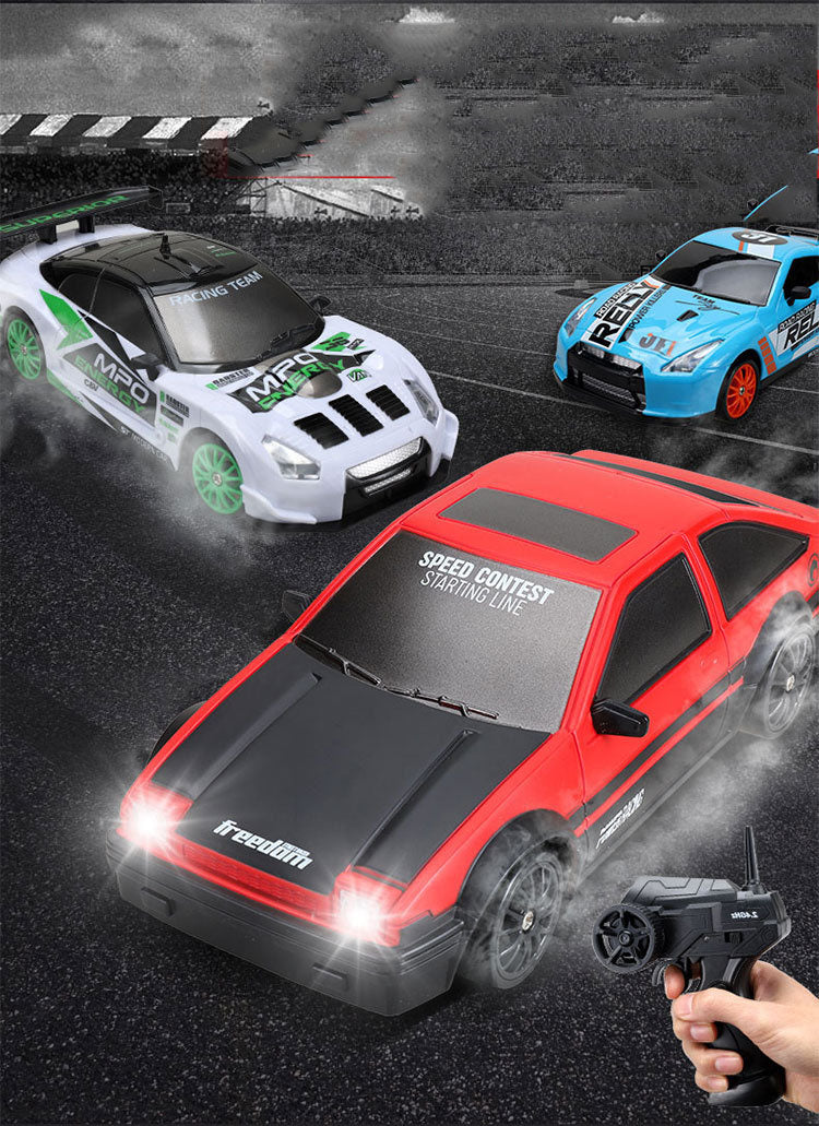 Röd radiostyrd driftbil med koner
