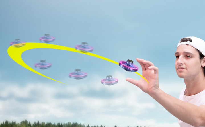 Liten flygande spinnerboll med färgglada lampor