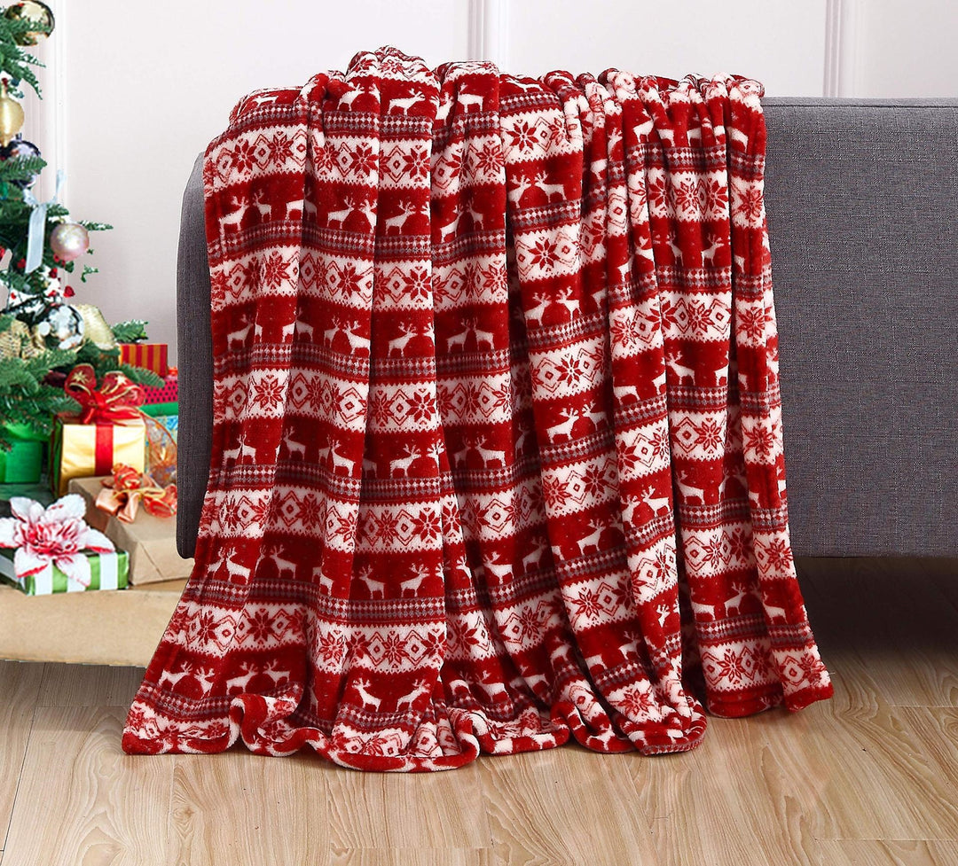 Röd julfilt med renmönster på soffa