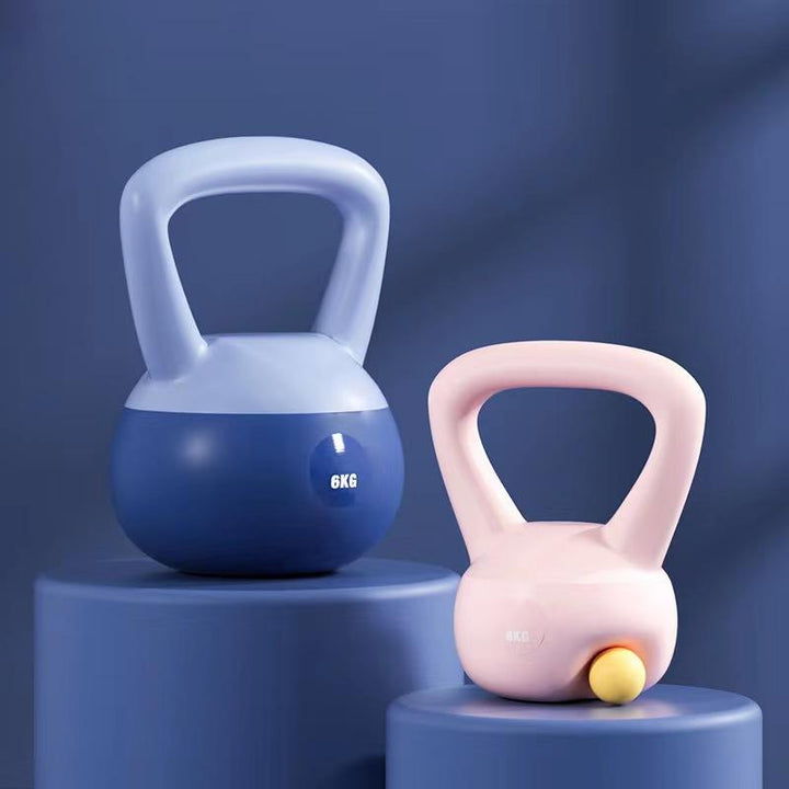 Ljusrosa mjuk kettlebell på golvet