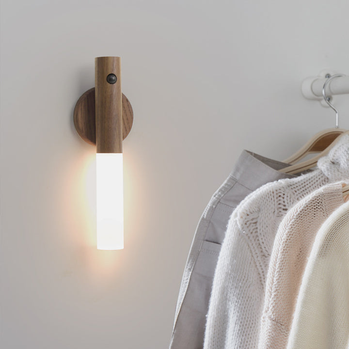 Lampa i ljust trä med rörelsesensor på vägg