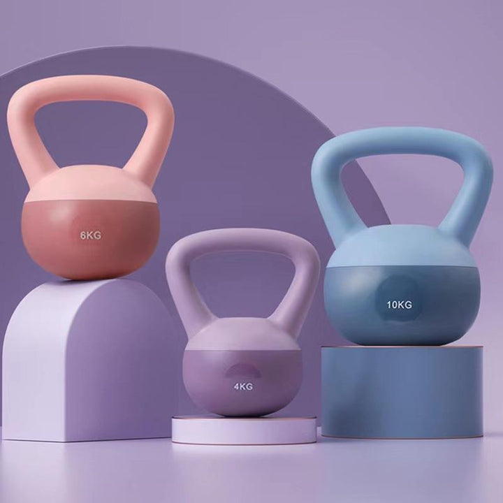 Ljusrosa mjuk kettlebell på golvet