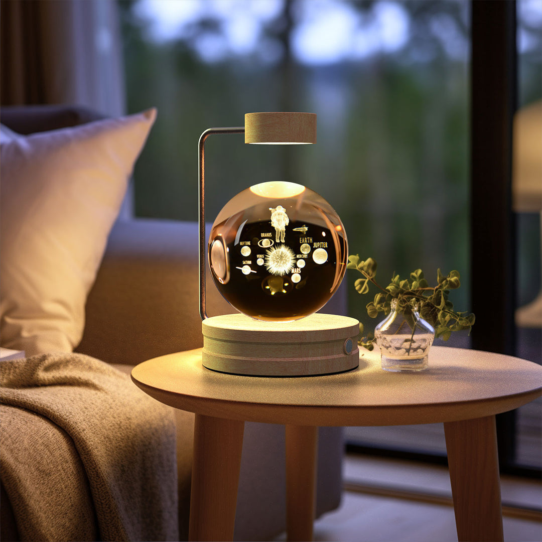 Kristallkula med galaxmotiv på träfot