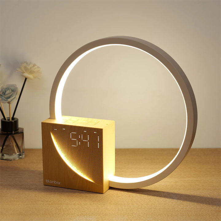 Ringlampa med digital klocka i trälook