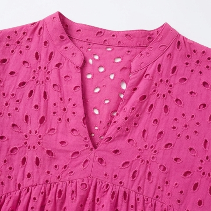 Wearbella – Lätt klänning z urringning w v-ringning i ażurowym wzorem dla krągłych sylwetek