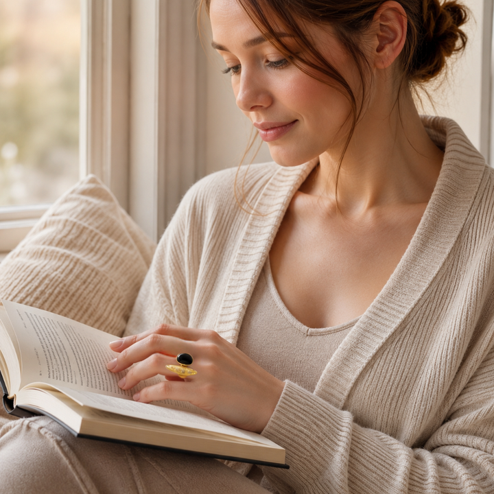 Tavialuxe – Otwarty ring z agatem, som inte matowieje