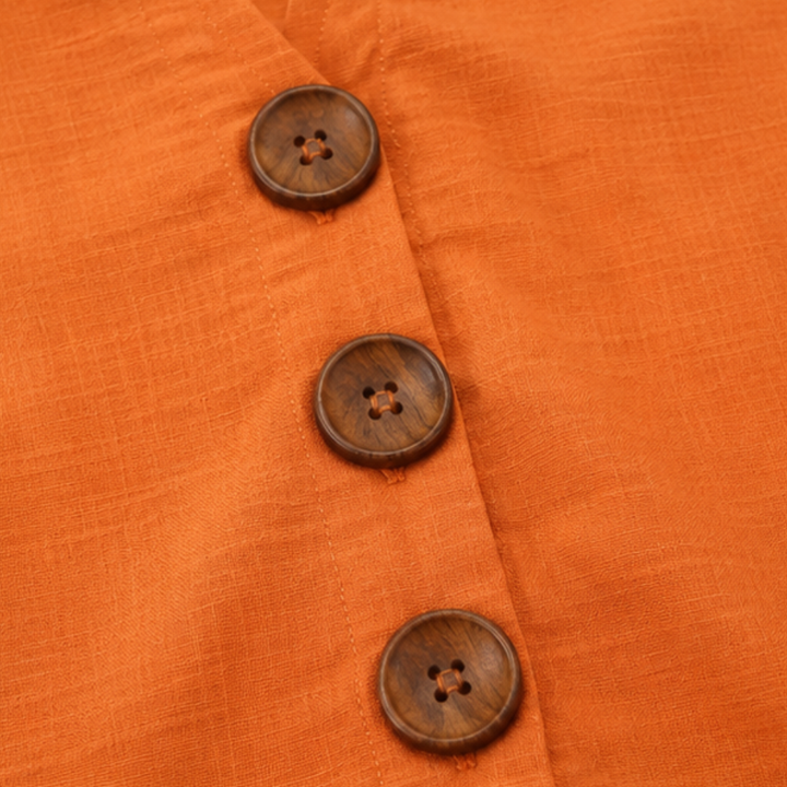 Laurelle – Blus z urringning w v-ringning i falbanami z knappar