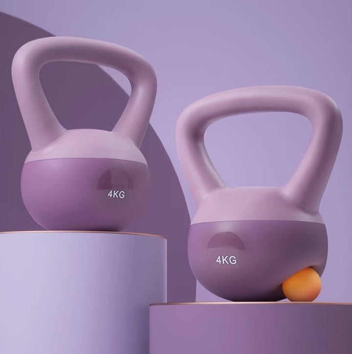 Ljusrosa mjuk kettlebell på golvet