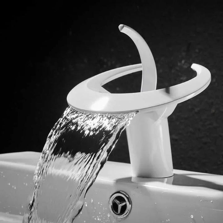 Copperflow – Batteri badrums z vattenfall, ett hål