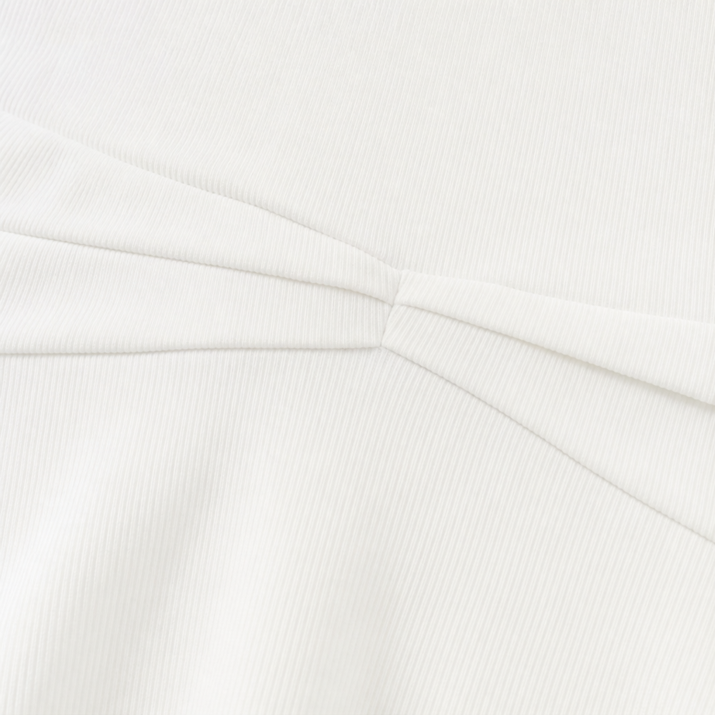 Curvella – Top z kwiatowym aplikacją i peplum w dekolcie V