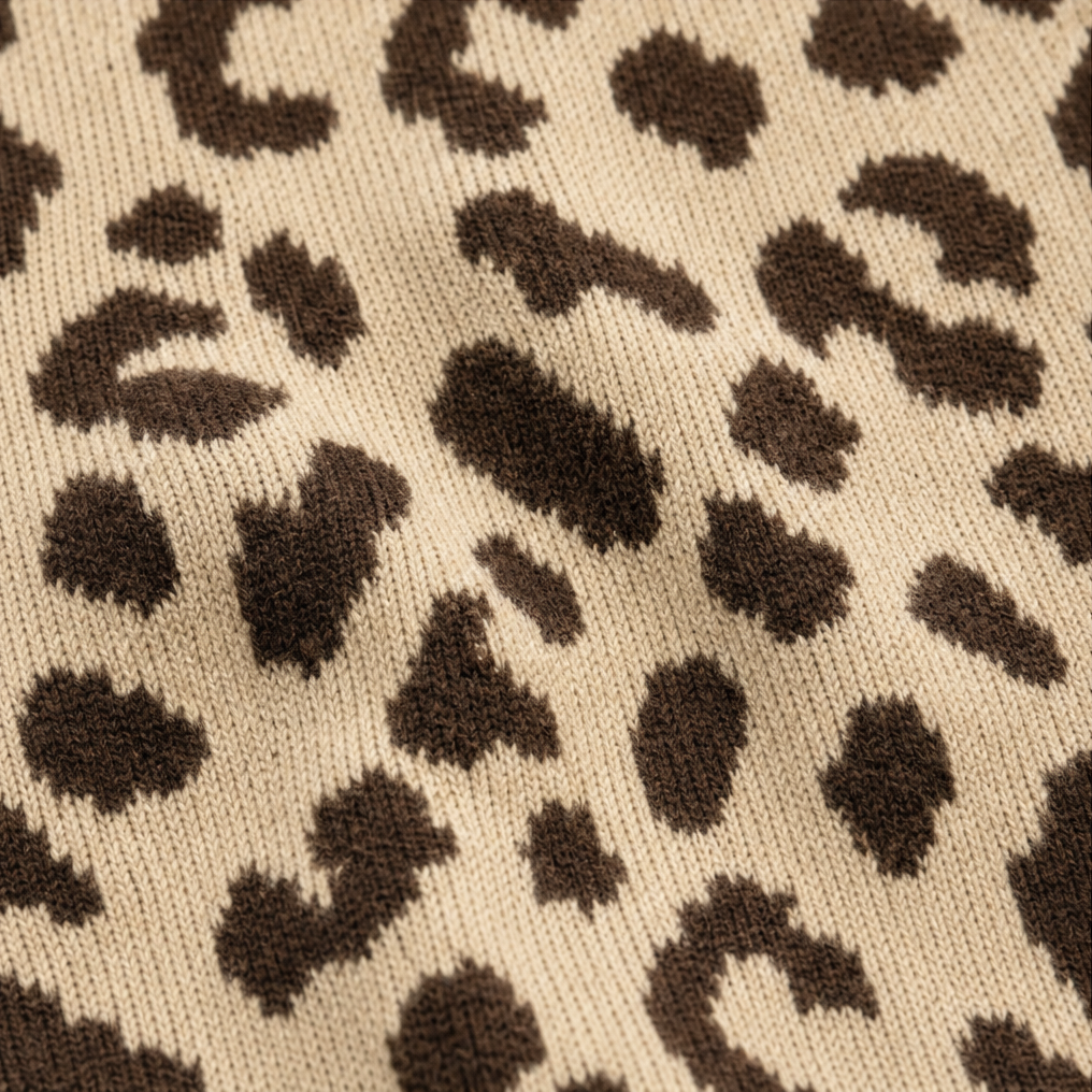 Léofur – Kofta z dzianiny w leopardmönster z otwartym przodem