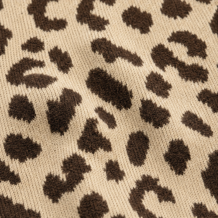 Léofur – Kofta z dzianiny w leopardmönster z otwartym przodem
