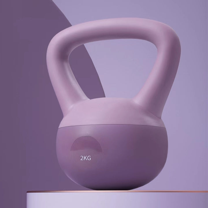 Ljusrosa mjuk kettlebell på golvet