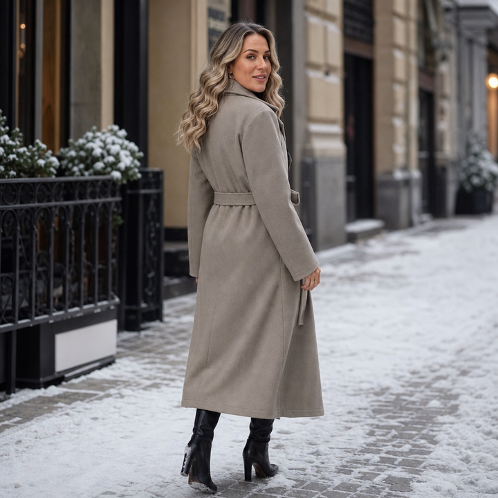 Belted Belle – Podwójnie zapinany lång kappa z paskiem