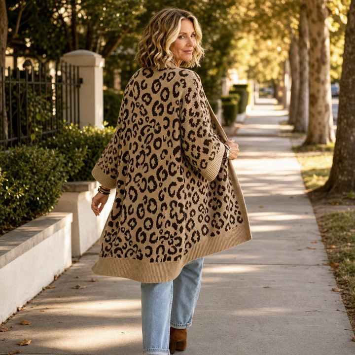 Léofur – Kofta z dzianiny w leopardmönster z otwartym przodem